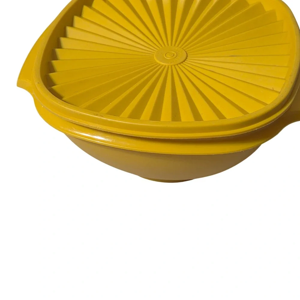 Tupperware‎ Servalier Bowl Men  Yellow Vintage Sunburst Lid 837-6